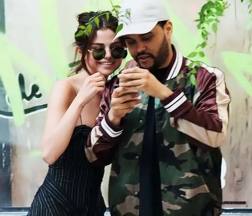 Selena Gomez y The Weeknd pasean enamorados por las calles de Buenos Aires.